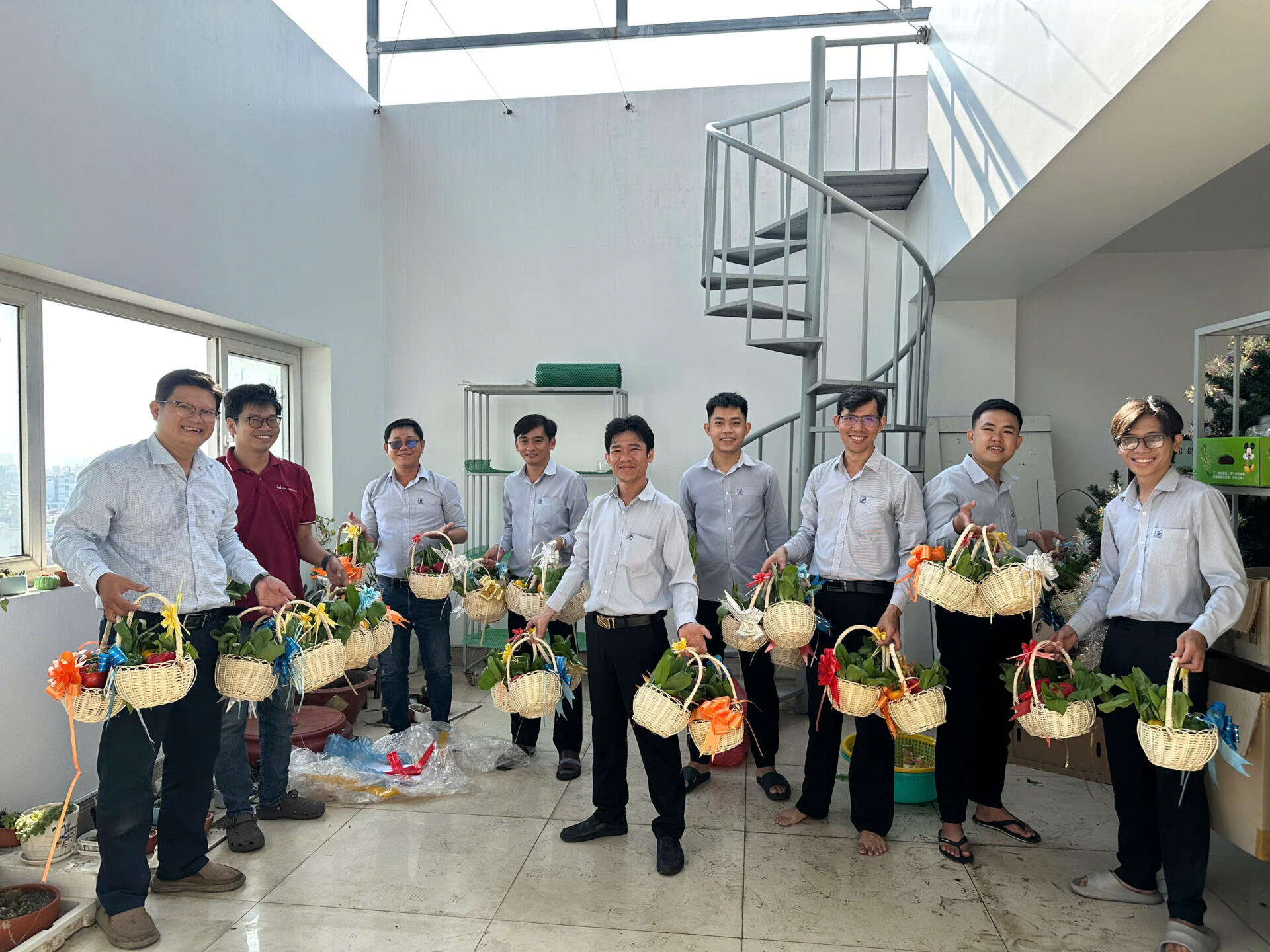 Anh em chuẩn bị quà tặng cho chj em phụ nữ.