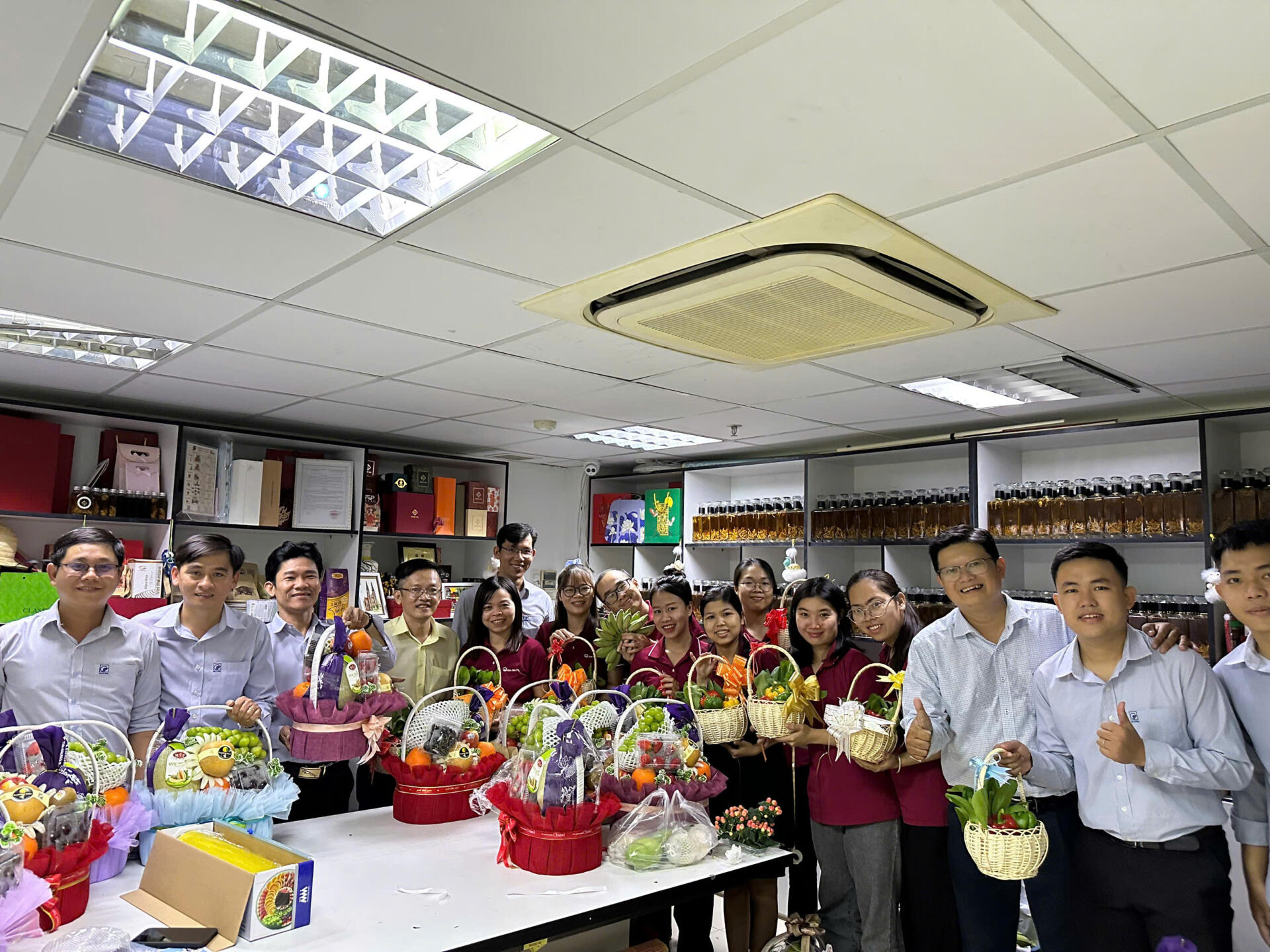 Tặng quà cho chị em phụ nữ Gai Nguyễn